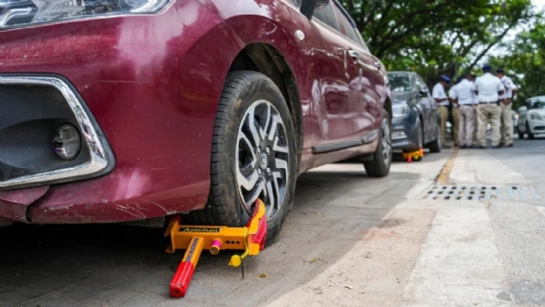 Karnataka-Government-Considers-Hike-in-Fine-for-Footpath-Driving-to-Rs-5000
