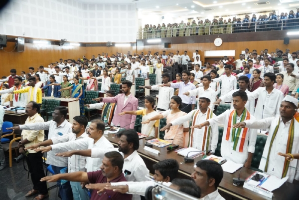 ಬಳ್ಳಾರಿ:ಸಂವಿಧಾನದ ಮೌಲ್ಯ ಅರಿತು ನಾಯಕತ್ವ ಬೆಳೆಸಿಕೊಳ್ಳಲು ಕರೆ ಬಳ್ಳಾರಿ:ಸಂವಿಧಾನದ ಮೌಲ್ಯ ಅರಿತು ನಾಯಕತ್ವ ಬೆಳೆಸಿಕೊಳ್ಳಲು ಕರೆ