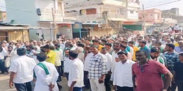 ಕಲಬುರಗಿ:ಕುಡಿಯುವ ನೀರಿಗಾಗಿ ಚಿಮ್ಮನಚೋಡ ಗ್ರಾಮಸ್ಥರಿಂದ ರಸ್ತೆ ತಡೆದು ಪ್ರತಿಭಟನೆ