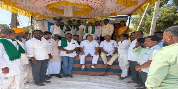 ಕೆರೂರಿನಲ್ಲಿ 8ನೇ ದಿನವೂ ಮುಂದುವರಿದ ರೈತರ ಹೋರಾಟ: ನ್ಯಾಯಯುತ ಬೇಡಿಕೆ ಈಡೇರಿಕೆಗೆ ಶಾಂತೇಗೌಡ ಪಾಟೀಲ್ ಆಗ್ರಹ