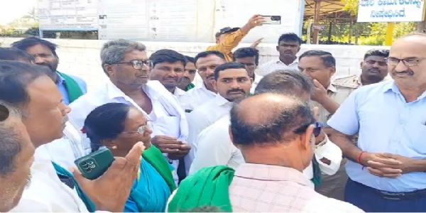 ಕಬ್ಬಿಗೆ ಸೂಕ್ತ ಬೆಲೆ ನಿಗದಿಗೆ ಆಗ್ರಹ: ಮಂಡ್ಯದಲ್ಲಿ ಸಕ್ಕರೆ ಗೋದಾಮುಗಳಿಗೆ ರೈತರ ಮುತ್ತಿಗೆ