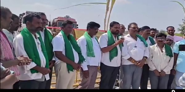 ಕಬ್ಬಿಗೆ ಸೂಕ್ತ ದರ ನಿಗದಿಗೆ ಆಗ್ರಹಿಸಿ ರಾಜ್ಯ ಹೆದ್ದಾರಿ ತಡೆ