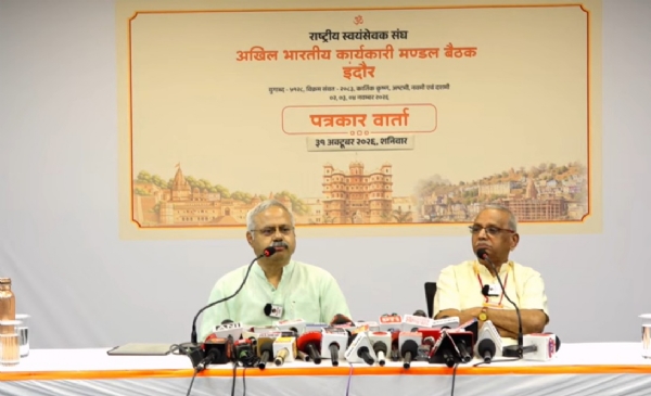 इंदौर में पत्रकारों को संबोधित करते हुए आरएसएस के अभा प्रचार प्रमुख सुनील आम्बेकर