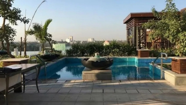 bengaluru-hotel-swimming-pool-electric-shock-two-foreigners-die-two-injured