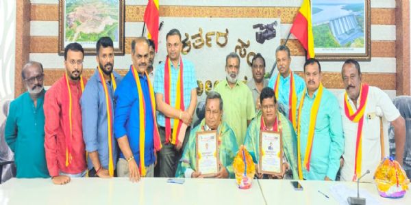 ಕೋಲಾರ:ಕನ್ನಡ ಪರಿಚಾರಕರಿಗೆ ಜಿಲ್ಲಾಧಿಕಾರಿಗಳಿಂದ ಪ್ರಶಸ್ತಿ ವಿತರಣೆ