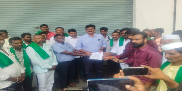 ಕಬ್ಬಿಗೆ ಟನ್ಗೆ ₹5,500 ಬೆಲೆಗೆ ಆಗ್ರಹ: KPR ಸಕ್ಕರೆ ಕಾರ್ಖಾನೆಯ ಗೋದಾಮಿಗೆ ಬೀಗ ಹಾಕಿದ ರೈತರು