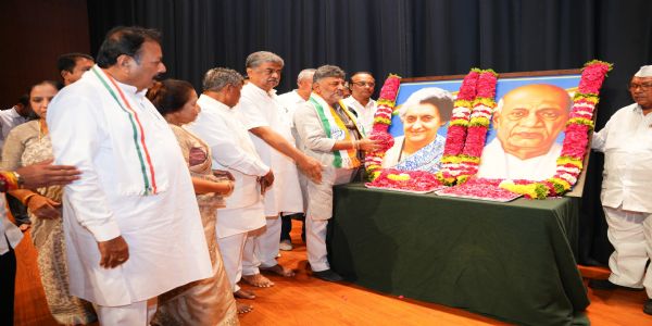 ಇಂದಿರಾ ಗಾಂಧಿ ಪುಣ್ಯಸ್ಮರಣೆ, ಸರ್ದಾರ್ ಪಟೇಲ್ ಜನ್ಮದಿನ: ಡಿಕೆಶಿ ಪುಷ್ಪನಮನ