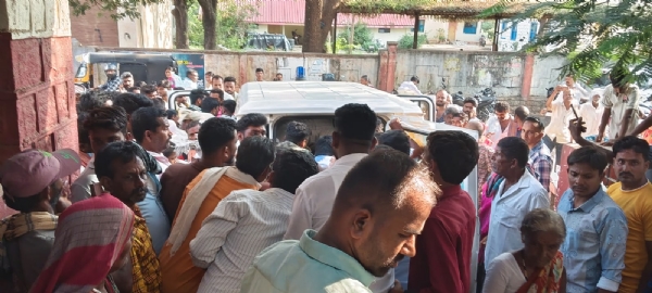 gadag-tractor-trolley-overturns-after-collision-with-ksrtc-bus-15-women-injured gadag-tractor-trolley-overturns-after-collision-with-ksrtc-bus-15-women-injured