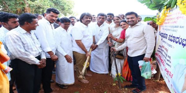 ನವುಲೆಮನೆ ಸಂಪರ್ಕ ರಸ್ತೆ ಅಭಿವೃದ್ಧಿಗೆ ಗುದ್ದಲಿಪೂಜೆ