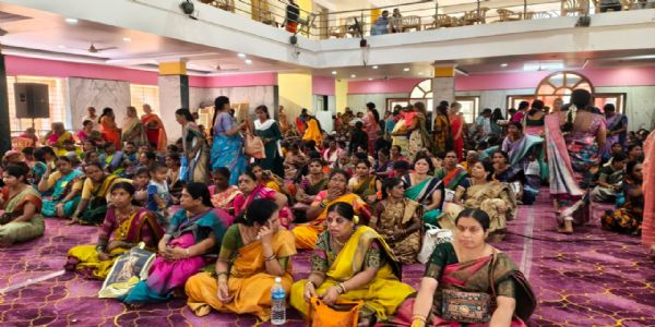 ಬಳ್ಳಾರಿ : ಕೊಟ್ಟೂರುಸ್ವಾಮಿ ಮಠದಲ್ಲಿ ಅದ್ದೂರಿಯಾಗಿ ನಡೆದ 1111 ಮುತ್ತೈದೆಯರಿಗೆ ಉಡಿ ತುಂಬುವಿಕೆ