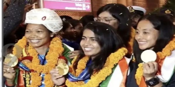 ಏಷ್ಯನ್ ಕ್ರೀಡಾಕೂಟದಲ್ಲಿ ಚಿನ್ನದ ಪದಕ ವಿಜೇತ ಮಹಿಳಾ ಹಾಕಿ ತಂಡಕ್ಕೆ ಪುಷ್ಪವೃಷ್ಟಿಯ ಸ್ವಾಗತ