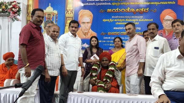 ಮಕ್ಕಳಿಗೆ ಬಾಲ್ಯದಲ್ಲಿಯೇ ಸಂಸ್ಕಾರದ ಸಾಮಥ್ರ್ಯ ಅರ್ಥ ಮಾಡಿಸಿ : ಕೊಟ್ಟೂರು ಬಸವಲಿಂಗ ಮಹಾಸ್ವಾಮಿಗಳು ಮಕ್ಕಳಿಗೆ ಬಾಲ್ಯದಲ್ಲಿಯೇ ಸಂಸ್ಕಾರದ ಸಾಮಥ್ರ್ಯ ಅರ್ಥ ಮಾಡಿಸಿ : ಕೊಟ್ಟೂರು ಬಸವಲಿಂಗ ಮಹಾಸ್ವಾಮಿಗಳು