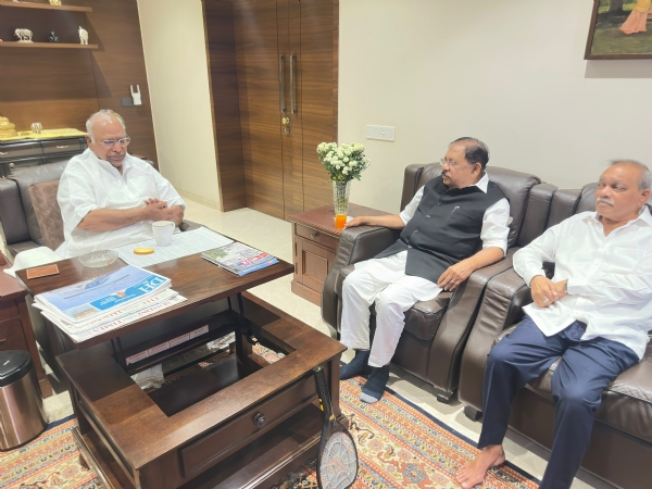 ಮಲ್ಲಿಕಾರ್ಜುನ ಖರ್ಗೆ ಭೇಟಿಯಾದ ಡಾ. ಜಿ. ಪರಮೇಶ್ವರ ಮಲ್ಲಿಕಾರ್ಜುನ ಖರ್ಗೆ ಭೇಟಿಯಾದ ಡಾ. ಜಿ. ಪರಮೇಶ್ವರ