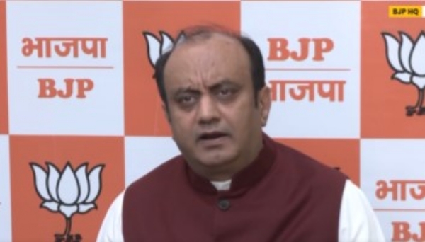 भाजपा मुख्यालय में पत्रकार वार्ता के दौरान पार्टी सांसद सुधांशु त्रिवेदी।