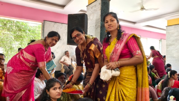 ಬಳ್ಳಾರಿ : ಕೊಟ್ಟೂರುಸ್ವಾಮಿ ಮಠದಲ್ಲಿ ಅದ್ದೂರಿಯಾಗಿ ನಡೆದ 1111 ಮುತ್ತೈದೆಯರಿಗೆ ಉಡಿ ತುಂಬುವಿಕೆ