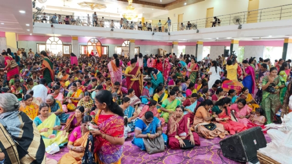 ಬಳ್ಳಾರಿ : ಕೊಟ್ಟೂರುಸ್ವಾಮಿ ಮಠದಲ್ಲಿ ಅದ್ದೂರಿಯಾಗಿ ನಡೆದ 1111 ಮುತ್ತೈದೆಯರಿಗೆ ಉಡಿ ತುಂಬುವಿಕೆ
