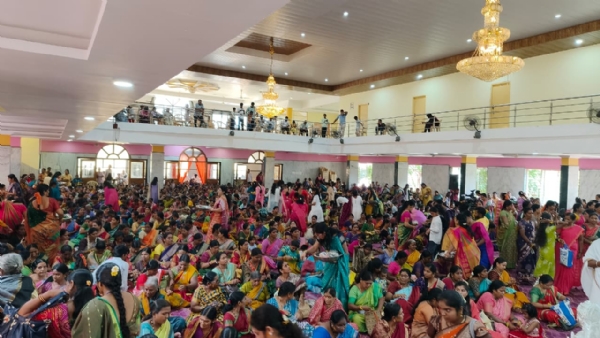 ಬಳ್ಳಾರಿ : ಕೊಟ್ಟೂರುಸ್ವಾಮಿ ಮಠದಲ್ಲಿ ಅದ್ದೂರಿಯಾಗಿ ನಡೆದ 1111 ಮುತ್ತೈದೆಯರಿಗೆ ಉಡಿ ತುಂಬುವಿಕೆ