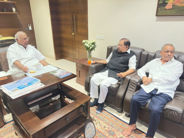 ಮಲ್ಲಿಕಾರ್ಜುನ ಖರ್ಗೆ ಭೇಟಿಯಾದ ಡಾ. ಜಿ. ಪರಮೇಶ್ವರ ಮಲ್ಲಿಕಾರ್ಜುನ ಖರ್ಗೆ ಭೇಟಿಯಾದ ಡಾ. ಜಿ. ಪರಮೇಶ್ವರ
