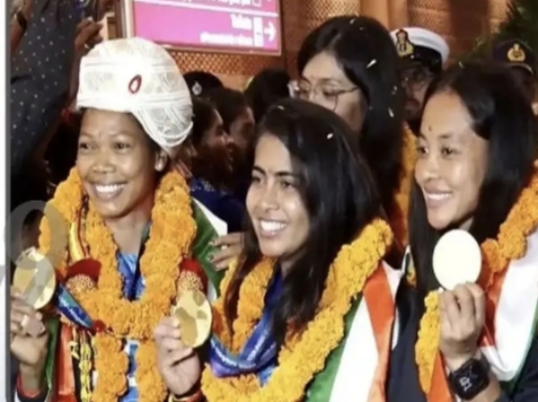indian-womens-hockey-team-receives-grand-welcome-after-asian-games-gold