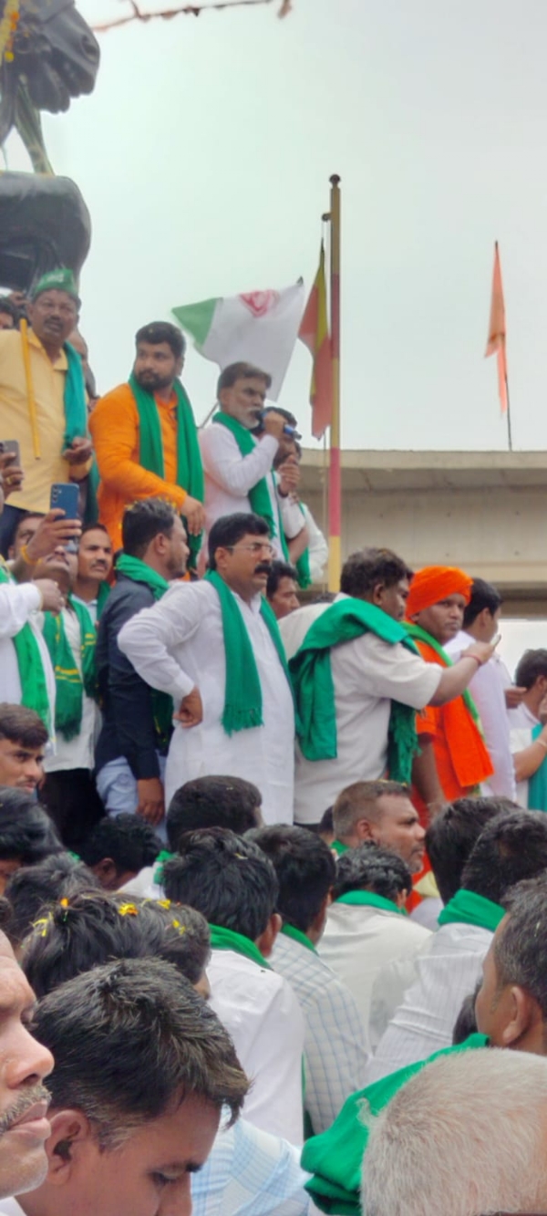 ಇತ್ತೀಚಿಗೆ ಹುಬ್ಬಳ್ಳಿಯಲ್ಲಿ ನಡೆದ ಕಬ್ಬು ಬೆಳೆಗಾರರ ಹೋರಾಟದ ಪೋಟೋ