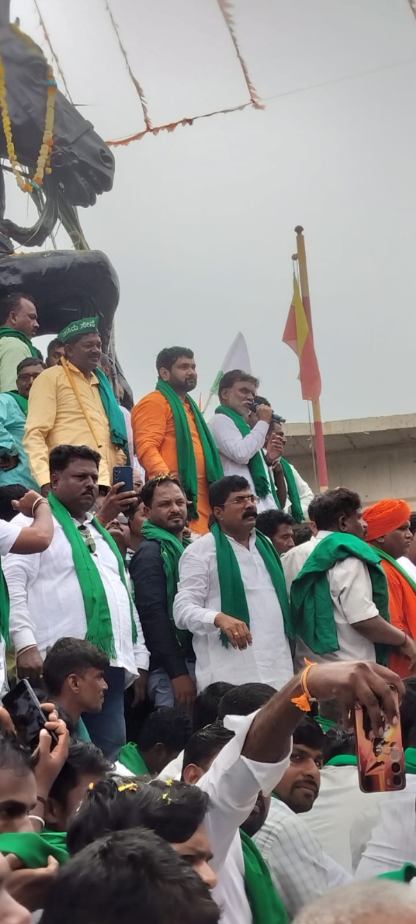 ಇತ್ತೀಚಿಗೆ ಹುಬ್ಬಳ್ಳಿಯಲ್ಲಿ ನಡೆದ ಕಬ್ಬು ಬೆಳೆಗಾರರ ಹೋರಾಟದ ಪೋಟೋ