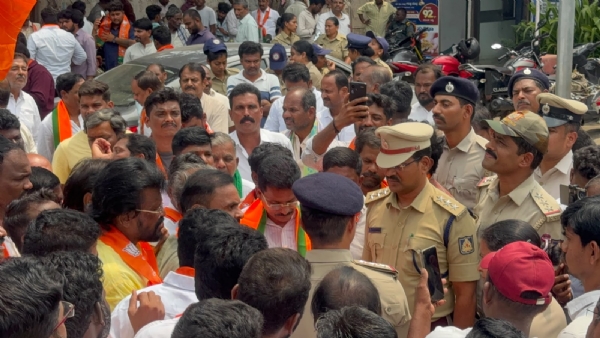 ಬಳ್ಳಾರಿ : ಫಾರಂ - 7 ವಿವಾದ : ಬಿಜೆಪಿ ಮುಖಂಡನ ವಿರುದ್ಧದ ಎಫ್ಐಆರ್ ರದ್ದತಿಗೆ ಪ್ರತಿಭಟನೆ