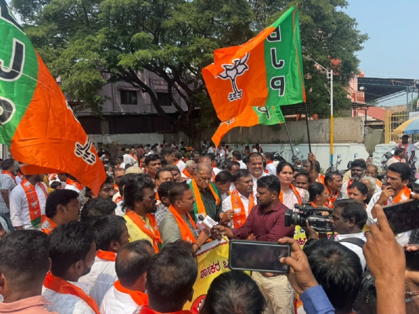 ಬಳ್ಳಾರಿ : ಫಾರಂ - 7 ವಿವಾದ : ಬಿಜೆಪಿ ಮುಖಂಡನ ವಿರುದ್ಧದ ಎಫ್ಐಆರ್ ರದ್ದತಿಗೆ ಪ್ರತಿಭಟನೆ