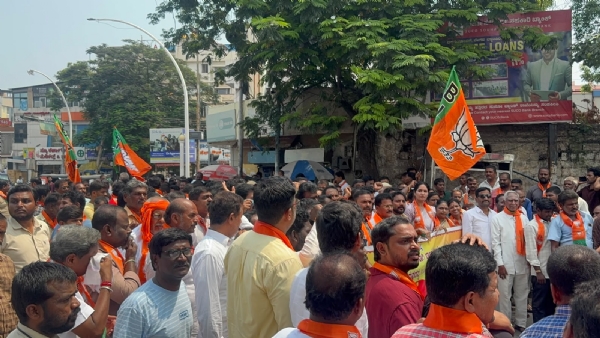 ಬಳ್ಳಾರಿ : ಫಾರಂ - 7 ವಿವಾದ : ಬಿಜೆಪಿ ಮುಖಂಡನ ವಿರುದ್ಧದ ಎಫ್ಐಆರ್ ರದ್ದತಿಗೆ ಪ್ರತಿಭಟನೆ