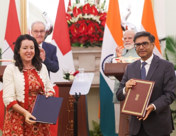 संयुक्त प्रेस वक्तव्य के दौरान समझौतों के आदान-प्रदान के साक्षी बनते भारत के प्रधानमंत्री और स्विट्जरलैंड के राष्ट्रपति