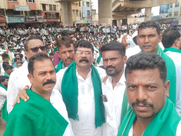 ಇತ್ತೀಚಿಗೆ ಹುಬ್ಬಳ್ಳಿಯಲ್ಲಿ ನಡೆದ ಕಬ್ಬು ಬೆಳೆಗಾರರ ಹೋರಾಟದ ಪೋಟೋ