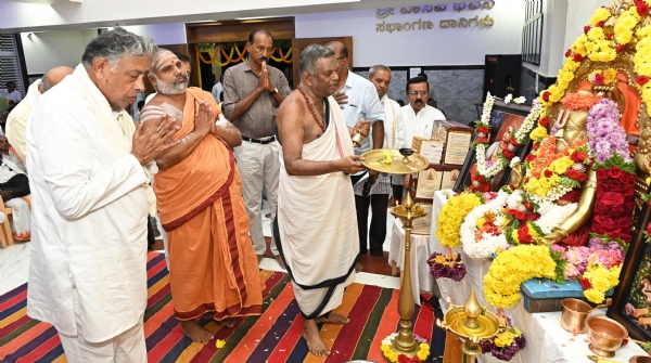 ಮುಳಬಾಗಿಲು ಪಣ್ಣದಲ್ಲಿ ಸಂತ ಕೈವಾರ ತಾತಯ್ಯನವರ ೩೦೦ನೇ ಜಯಂತೋತ್ಸವ ಅಂಗವಾಗಿ ನಡೆದ ಪ್ರವಚನ ಕಾರ್ಯಕ್ರಮದಲ್ಲಿ ಕೈವಾರ ಧರ್ಮಾಧಿಕಾರಿ ಡಾ.ಎಂ.ಆರ್.ಜಯರಾಮ್ ಮಾತನಾಡಿದರು.