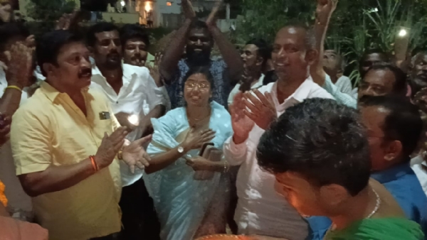 ಎಲ್.ಜಿ. ಫೌಂಡೇಷನ್ನಿ0ದ ಅಳವಡಿಸಲಾಗಿರುವ ಹೈಮಾಸ್ಟ್ ದೀಪವನ್ನು ಸಮಾಜ ಸೇವಕ ದೊಡ್ಡವಲ್ಲಭಿ ಲಕ್ಷಿö್ಮಗೌಡರ ಪತ್ನಿ ಲತಾ ಉದ್ಘಾಟಿಸಿದರು.