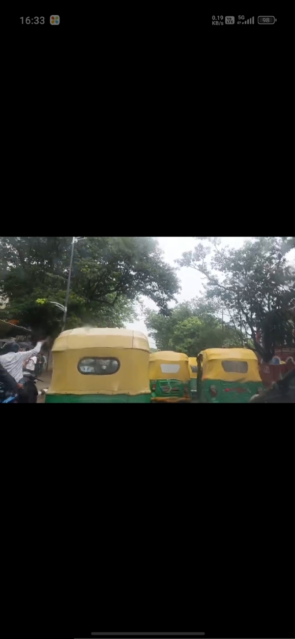 bengaluru-heavy-rain-with-strong-winds-traffic-disrupted
