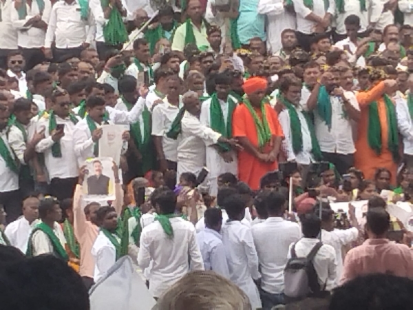 ಇತ್ತೀಚಿಗೆ ಹುಬ್ಬಳ್ಳಿಯಲ್ಲಿ ನಡೆದ ಕಬ್ಬು ಬೆಳೆಗಾರರ ಹೋರಾಟದ ಪೋಟೋ