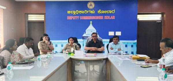 ಅಕ್ಟೋಬರ್ ೨೩ರಂದು ನಡೆಯಲಿರುವ ಆಗ್ನೇಯ ಪದವೀಧರ ಕ್ಷೇತ್ರದ ಚುನಾವಣಾ ಪೂರ್ವಭಾವಿ ಸಭೆಯನ್ನು ಕೋಲಾರ ಜಿಲ್ಲಾಧಿಕಾರಿ ಡಾ. ಎಂ.ಆರ್. ರವಿ ನಡೆಸಿದರು.