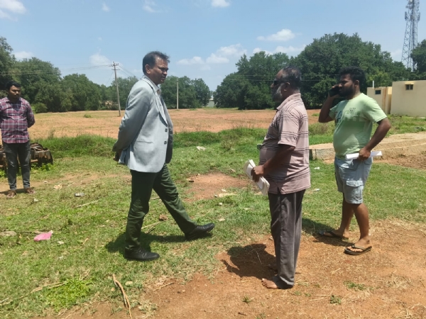 ಕೋಲಾರ ಜಿಲ್ಲಾಧಿಕಾರಿ ಎಂ.ಆರ್.ರವಿಕುಮಾರ್ ಮಂಗಳವಾರ ಶ್ರೀನಿವಾಸಪುರ ತಾಲ್ಲೂಕಿನ ಬಂಗವಾದಿ ಗ್ರಾಮದಲ್ಲಿ ರಸ್ತೆ ಒತ್ತುವರಿ ಪ್ರಕರಣದ ಪರಿಶೀಲನೆ ನಡೆಸಿ ಒತ್ತುವರಿ ತೆರವುಗೊಳಿಸಲು ಸೂಚನೆ ನೀಡಿದರು.