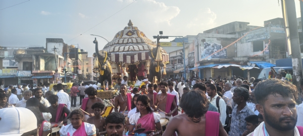 ಮುಳಬಾಗಿಲು ನಗರದಲ್ಲಿ ಮಂಗಳವಾರ ನಾಡಪ್ರಭು ಕೆಂಪೇಗೌಡರ ಜಯಂತಿಯ ಅಂಗವಾಗಿ ಆಕರ್ಷಕ ಮೆರವಣಿಗೆ ನಡೆಯಿತು.