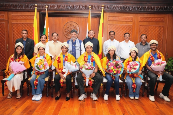 ಏಷ್ಯನ್ ಗೇಮ್ಸ್-2026ರಲ್ಲಿ ಪದಕ ಗೆದ್ದು ದೇಶ ಹಾಗೂ ರಾಜ್ಯಕ್ಕೆ ಕೀರ್ತಿ ತಂದ ಕರ್ನಾಟಕದ ಕ್ರೀಡಾಪಟುಗಳನ್ನು ಮುಖ್ಯಮಂತ್ರಿ ಡಿ.ಕೆ. ಶಿವಕುಮಾರ್ ಹಾಗೂ ಉಪ ಮುಖ್ಯಮಂತ್ರಿಗಳು ಹಾಗೂ ಯುವ ಸಬಲೀಕರಣ ಮತ್ತು ಕ್ರೀಡಾ ಸಚಿವರಾದ ಡಾ. ಜಿ. ಪರಮೇಶ್ವರ ಅವರು ವಿಧಾನಸೌಧದಲ್ಲಿ ಇಂದು ಸನ್ಮಾನಿಸಿ ಅಭಿನಂದಿಸಿದರು.