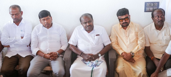 ಕೇಂದ್ರ ಕೈಗಾರಿಕಾ ಸಚಿವ ಹೆಚ್.ಡಿ. ಕುಮಾರಸ್ವಾಮಿ ಮಾಧ್ಯಮ ಪ್ರತಿನಿಧಿಗಳೊಂದಿಗೆ ಮಾತನಾಡಿದರು.