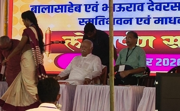 कारंजा में आयोजित स्मृति भवन और बालासाहेब देवरस नेत्रालय के लोकार्पण समारोह में शामिल हुए सरसंघचालक कारंजा में आयोजित स्मृति भवन और बालासाहेब देवरस नेत्रालय के लोकार्पण समारोह में शामिल हुए सरसंघचालक