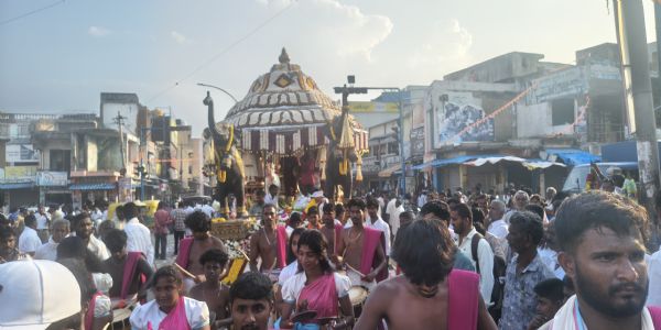 ಮುಳಬಾಗಿಲಿನಲ್ಲಿ ಆಕರ್ಷಕ ನಾಡಪ್ರಭು ಕೆಂಪೇಗೌಡ ಜಯಂತಿಯ ಮೆರವಣಿಗೆ