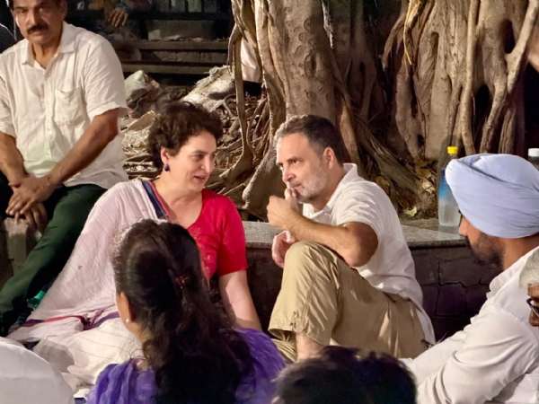 कांग्रेस नेता राहुल गांधी और प्रियंका गांधी वाड्रा मंगलवार को आकाशवाणी भवन परिसर में धरना देते हुए कांग्रेस नेता राहुल गांधी और प्रियंका गांधी वाड्रा मंगलवार को आकाशवाणी भवन परिसर में धरना देते हुए