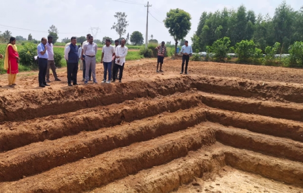 ಮಾಲೂರು ತಾಲ್ಲೂಕಿನ ಹೊಂಗೇನಹಳ್ಳಿ ಗ್ರಾಮ ಪಂಚಾಯಿತಿ ವ್ಯಾಪ್ತಿಯ ಚಿಕ್ಕ ಸಬ್ಬೇನಹಳ್ಳಿ ಗ್ರಾಮದಲ್ಲಿ ವಿಬಿಜಿ ರಾಮ್ ಜೀ ಯೋಜನೆಯಲ್ಲಿ ನಿರ್ಮಾಣವಾಗುತ್ತಿರುವ ಕೃಷಿ ಹೊಂಡ ಕಾಮಗಾರಿಯನ್ನು ಜಿಲ್ಲಾಪಂಚಾಯಿತಿ ಮುಖ್ಯ ಕಾರ್ಯನಿರ್ವಹಣಾಧಿಕಾರಿ ಡಾ. ಪ್ರವೀಣ್ ಭಾಗೇವಾಡಿ ಪರಿಶೀಲಿಸಿದರು.