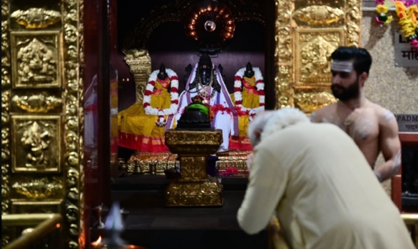 नई दिल्ली के श्री विनायक मंदिर में बुधवार सुबह पूजा-अर्चना करते प्रधानमंत्री नरेन्द्र मोदी। फोटो - @ नरेन्द्र मोदी।