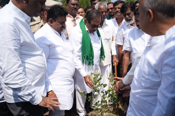 ಬೆಳೆ ಹಾನಿ ಪರಿಶೀಲಿಸಿದ ಡಿಸಿಎಂ ಪರಮೇಶ್ವರ