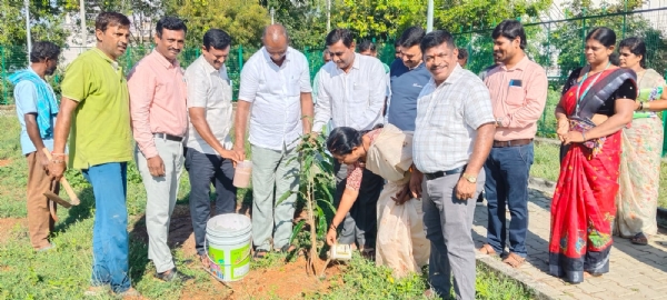 ಕೋಲಾರ ನಗರದ ಹೊರವಲಯದ ಟಮಕ ದೇವರಾಜ ಅರಸು ಬಡಾವಣೆಯಲ್ಲಿ ಸ್ಕೌಟ್ಸ್ ಮತ್ತು ಗೈಡ್ಸ್ ಹಾಗೂ ಧರ್ಮಸ್ಥಳ ಗ್ರಾಮಾಭಿವೃದ್ಧಿ ಯೋಜನೆಯ ಆಶ್ರಯದಲ್ಲಿ ಉದ್ಯಾನವನದಲ್ಲಿ ಸಸಿಗಳನ್ನು ನಡೆಲಾಯಿತು.