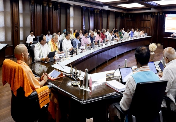 कैबिनेट बैठक करते मुख्यमंत्री योगी