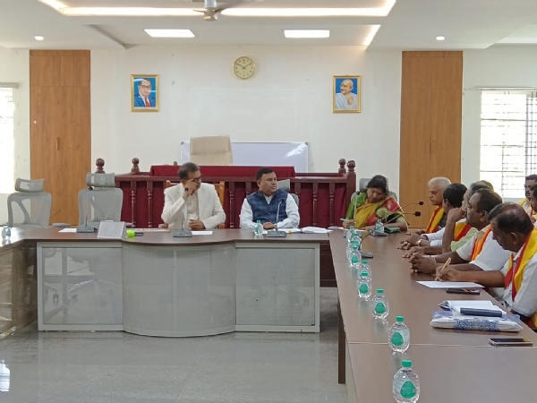 ಕೋಲಾರ ಜಿಲ್ಲಾಧಿಕಾರಿ ಎಂ.ಆರ್.ರವಿ ಕುಮಾರ್ ಕನ್ನಡ ರಾಜ್ಯೋತ್ಸವ ಆಚರಣೆಯ ಬಗ್ಗ ಪೂರ್ವಭಾವಿ ಸಭೆ ನಡೆಸಿದರು.