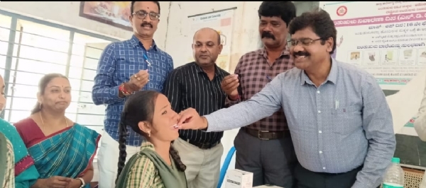 ಕೋಲಾರ ನಗರದ ನೂತನ ಸರ್ಕಾರಿ ಪ್ರೌಢಶಾಲೆಯಲ್ಲಿ ವಿಶ್ವ ಜಂತುಹುಳು ನಿರ್ಮೂಲನಾ ದಿನಾಚರಣೆ ಕಾರ್ಯಕ್ರಮದಲ್ಲಿ ಮಕ್ಕಳಿಗೆ ತಾಲ್ಲೂಕು ಆರೋಗ್ಯಧಿಕಾರಿ ಡಾ.ಎ.ವಿ.ನಾರಾಯಣಸ್ವಾಮಿ ಅಲ್ಬಂಡೋಜಲ್ ಮಾತ್ರೆ ನೀಡಿದರು.