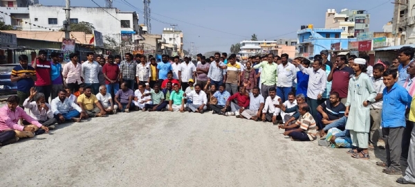 ಕೋಲಾರ ತಾಲ್ಲೂಕಿನ ನರಸಾಪುರ ಗ್ರಾಮದ ಮೂಲಕ ಹಾದು ಹೋಗುವ ಕೋಲಾರ ಬೆಂಗಳೂರು ರಸ್ತೆ ದುರಸ್ತಿ ಮಾಡುವಂತೆ ಒತ್ತಾಯಿಸಿ ಮಂಗಳವಾರ ಗ್ರಾಮಸ್ಥರು ಪ್ರತಿಭಟನೆ ನಡೆಸಿದರು.